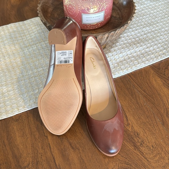 Clarks Kaylin Cara pumps. Beautiful and comfortable. Perfect for work. - Picture 2 of 4